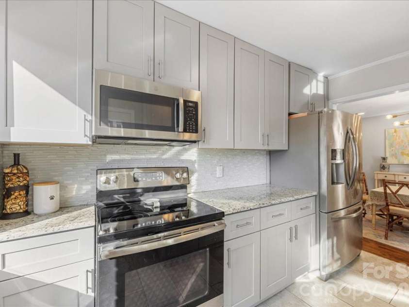 4922 Valley Stream Road, Charlotte, NC 28209.  MLS# CAR4358374, YatesRealty ID 5455. 