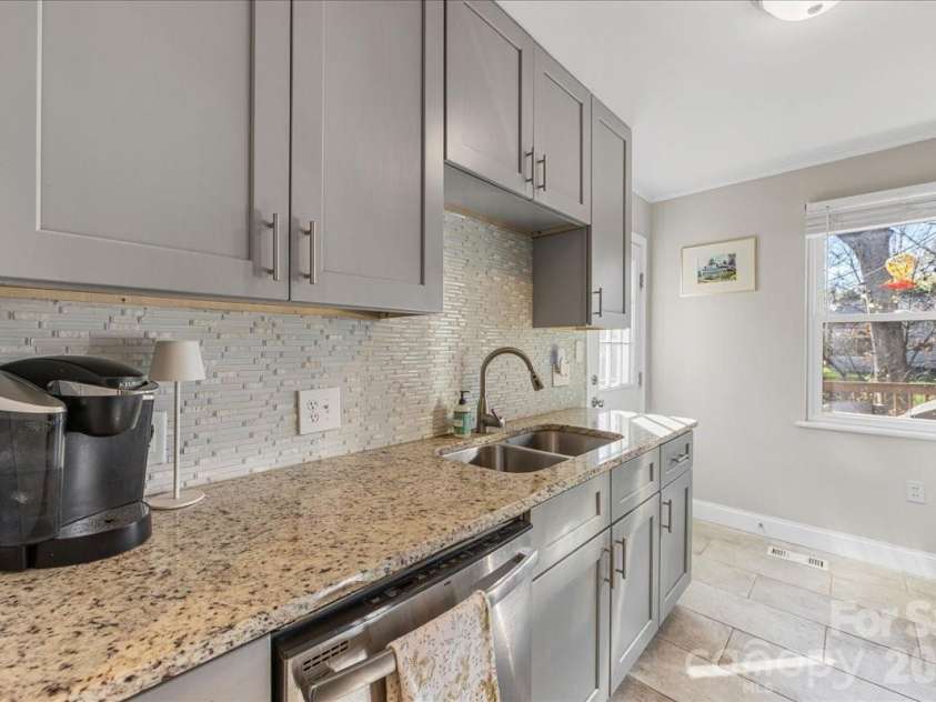 4922 Valley Stream Road, Charlotte, NC 28209.  MLS# CAR4358374, YatesRealty ID 5455. 