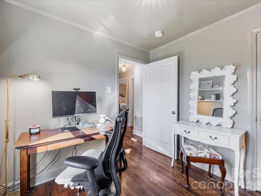4922 Valley Stream Road, Charlotte, NC 28209.  MLS# CAR4358374, YatesRealty ID 5455. 
