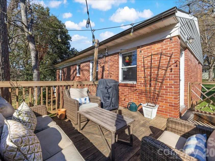 4922 Valley Stream Road, Charlotte, NC 28209.  MLS# CAR4358374, YatesRealty ID 5455. 
