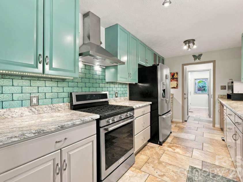14 Cambridge Drive, Candler, NC 28715.  MLS# CAR4431024, YatesRealty ID 54554. Bright kitchen gas stove
