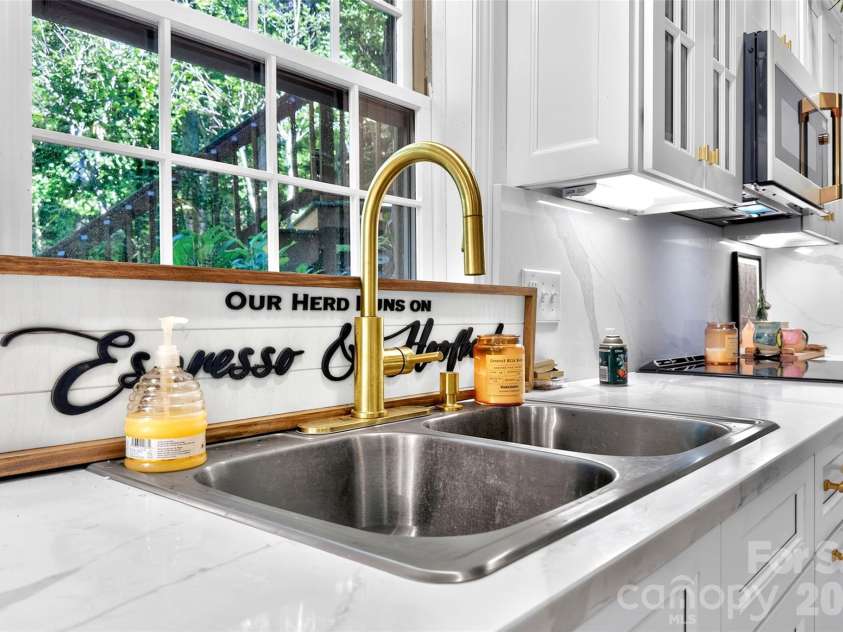 602 Quail Cove Road, Clyde, NC 28721.  MLS# CAR4423385, YatesRealty ID 54561. 