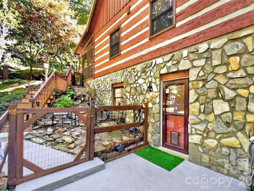 602 Quail Cove Road, Clyde, NC 28721.  MLS# CAR4423385, YatesRealty ID 54561. 