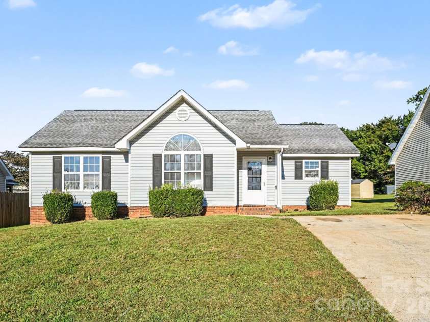 4415 Biesterfield Drive, Charlotte, NC 28216.  MLS# CAR4430353, YatesRealty ID 54563. 