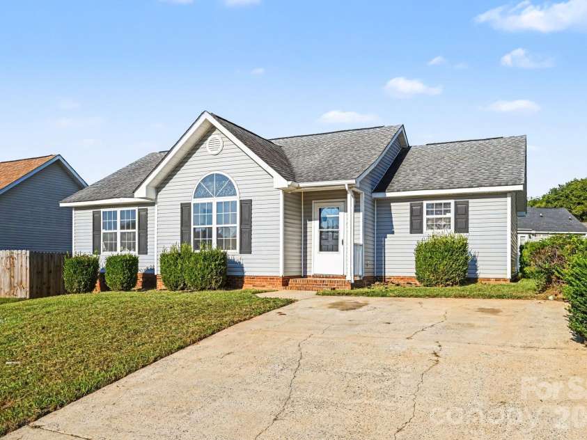 4415 Biesterfield Drive, Charlotte, NC 28216.  MLS# CAR4430353, YatesRealty ID 54563. 