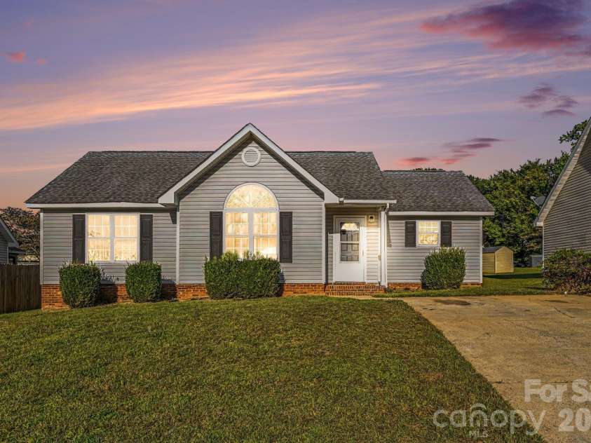 4415 Biesterfield Drive, Charlotte, NC 28216.  MLS# CAR4430353, YatesRealty ID 54563. 