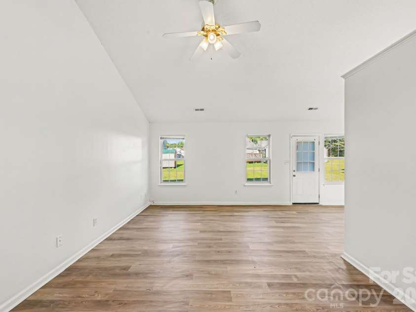 4415 Biesterfield Drive, Charlotte, NC 28216.  MLS# CAR4430353, YatesRealty ID 54563. 
