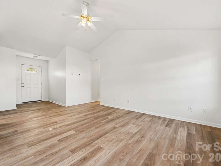 4415 Biesterfield Drive, Charlotte, NC 28216.  MLS# CAR4430353, YatesRealty ID 54563. 