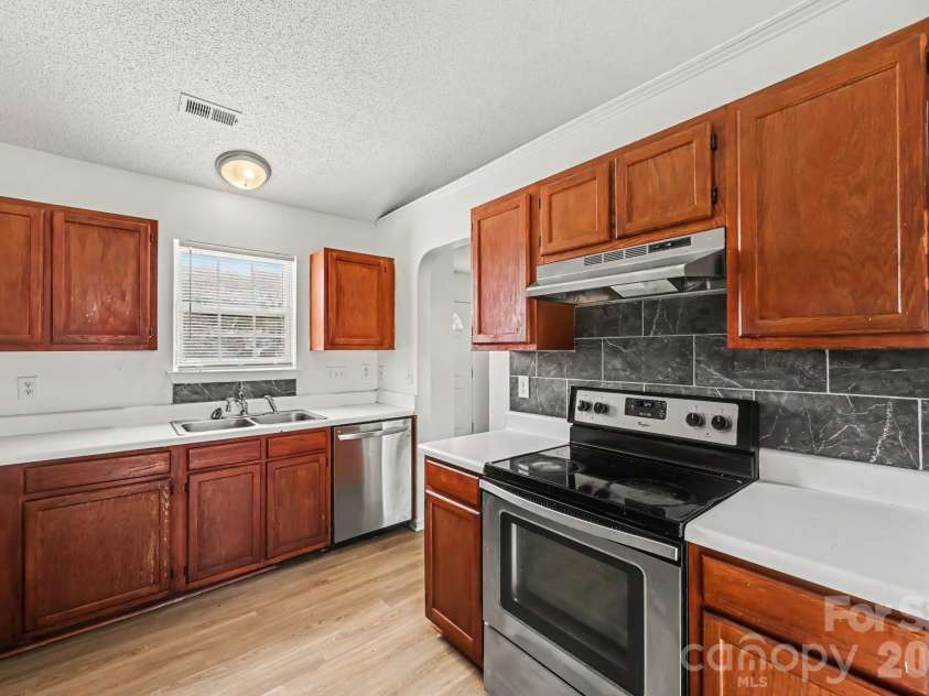 4415 Biesterfield Drive, Charlotte, NC 28216.  MLS# CAR4430353, YatesRealty ID 54563. 