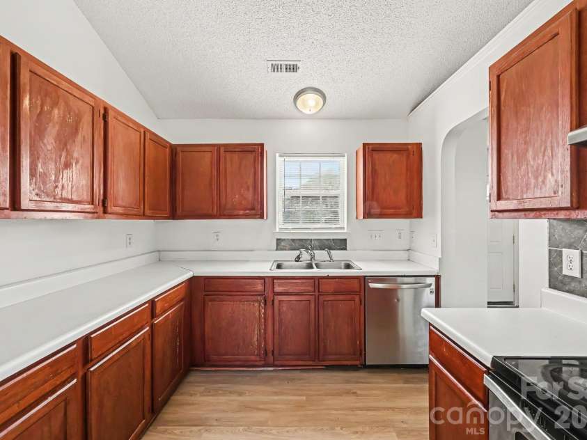 4415 Biesterfield Drive, Charlotte, NC 28216.  MLS# CAR4430353, YatesRealty ID 54563. 