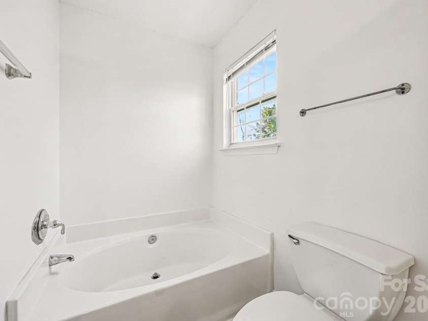 4415 Biesterfield Drive, Charlotte, NC 28216.  MLS# CAR4430353, YatesRealty ID 54563. 