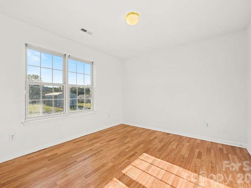 4415 Biesterfield Drive, Charlotte, NC 28216.  MLS# CAR4430353, YatesRealty ID 54563. 