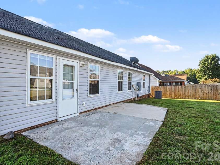 4415 Biesterfield Drive, Charlotte, NC 28216.  MLS# CAR4430353, YatesRealty ID 54563. 