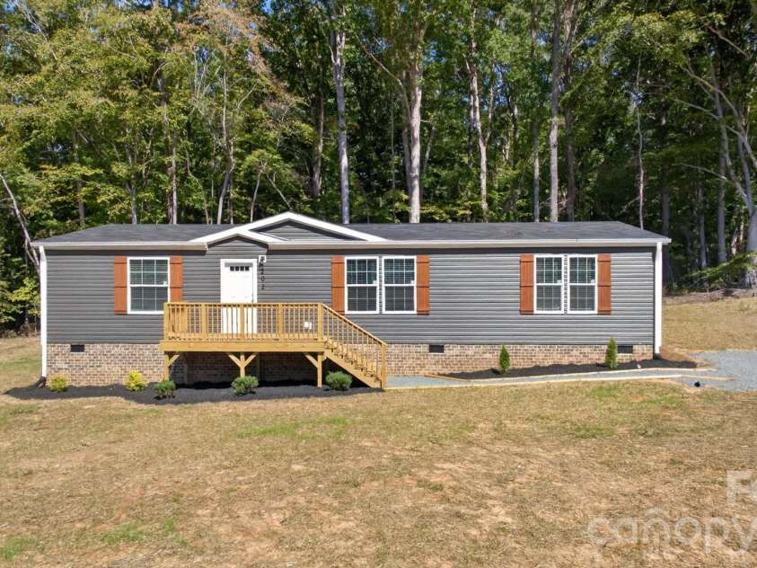 202 Christophers Court, Lexington, NC 27295.  MLS# CAR4430933, YatesRealty ID 54567. 
