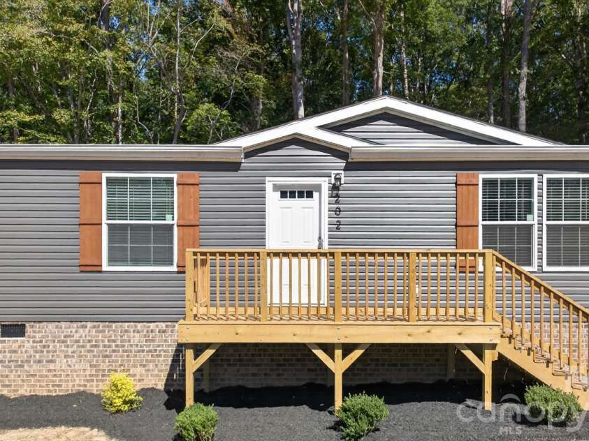 202 Christophers Court, Lexington, NC 27295.  MLS# CAR4430933, YatesRealty ID 54567. 