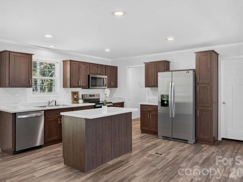 202 Christophers Court, Lexington, NC 27295.  MLS# CAR4430933, YatesRealty ID 54567. 