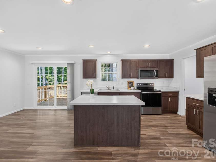 202 Christophers Court, Lexington, NC 27295.  MLS# CAR4430933, YatesRealty ID 54567. 