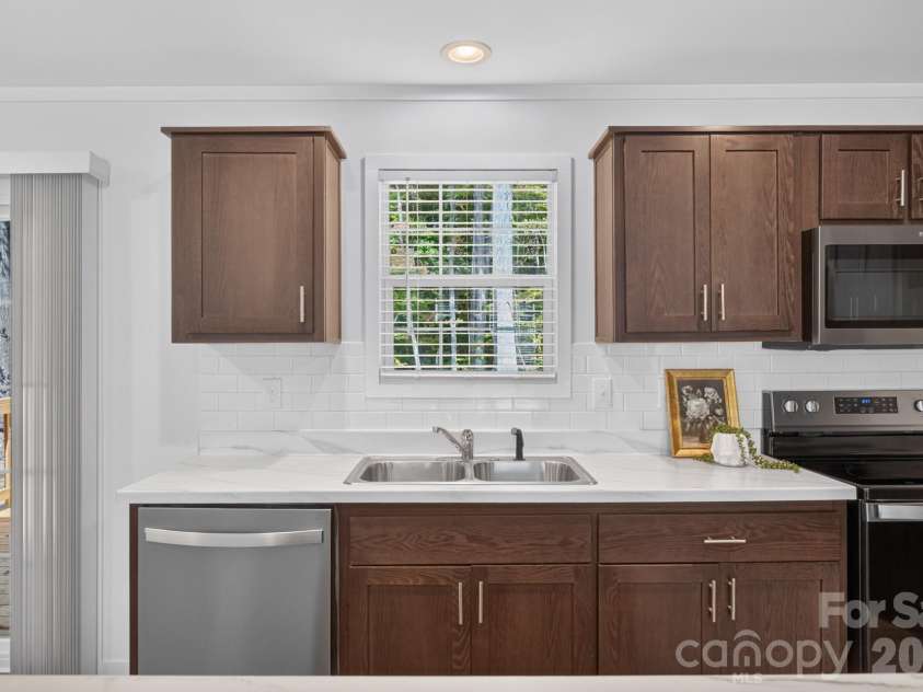 202 Christophers Court, Lexington, NC 27295.  MLS# CAR4430933, YatesRealty ID 54567. 
