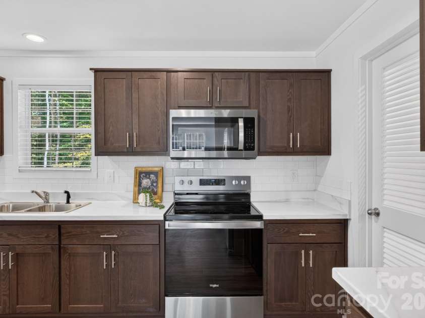 202 Christophers Court, Lexington, NC 27295.  MLS# CAR4430933, YatesRealty ID 54567. 
