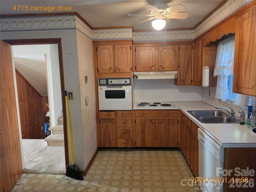 4715 Carriage Drive Circle, Charlotte, NC 28205.  MLS# CAR4430241, YatesRealty ID 54569. 