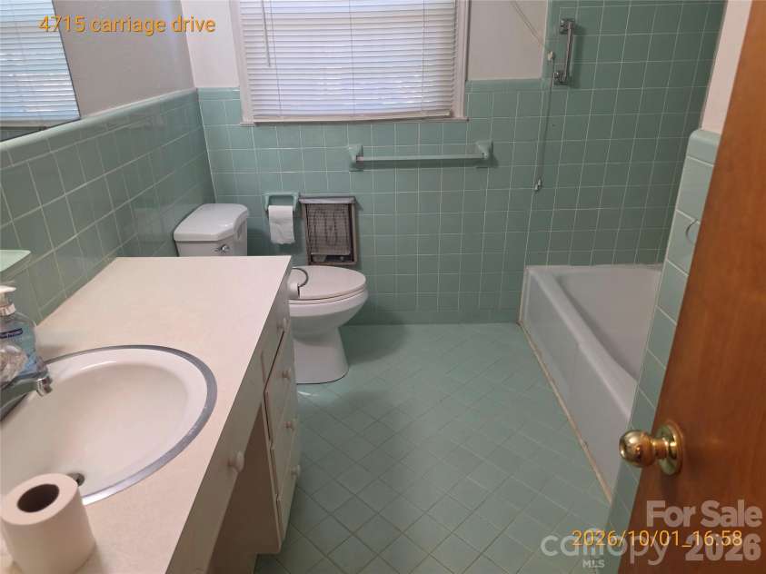 4715 Carriage Drive Circle, Charlotte, NC 28205.  MLS# CAR4430241, YatesRealty ID 54569. 