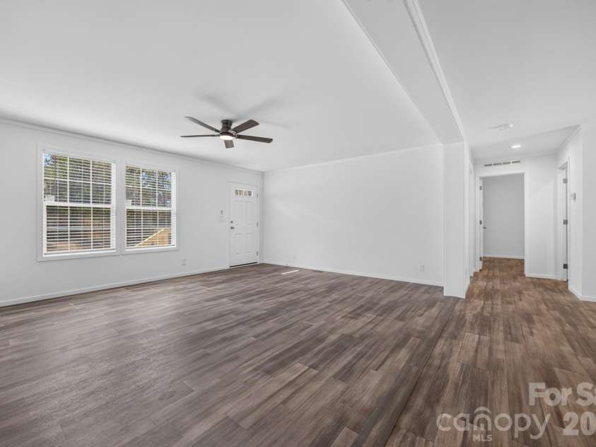 180 Christophers Court, Lexington, NC 27295.  MLS# CAR4430908, YatesRealty ID 54570. 