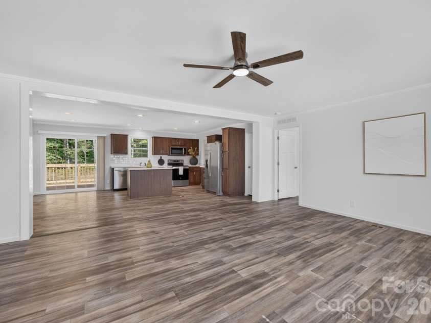 180 Christophers Court, Lexington, NC 27295.  MLS# CAR4430908, YatesRealty ID 54570. 