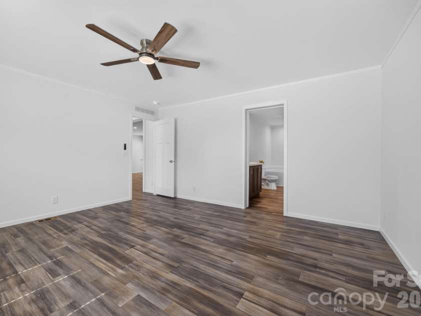 180 Christophers Court, Lexington, NC 27295.  MLS# CAR4430908, YatesRealty ID 54570. 