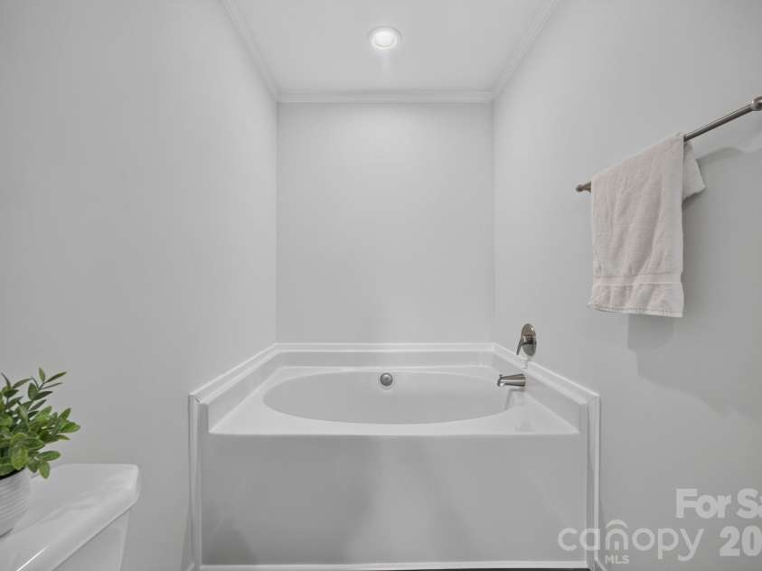 180 Christophers Court, Lexington, NC 27295.  MLS# CAR4430908, YatesRealty ID 54570. 