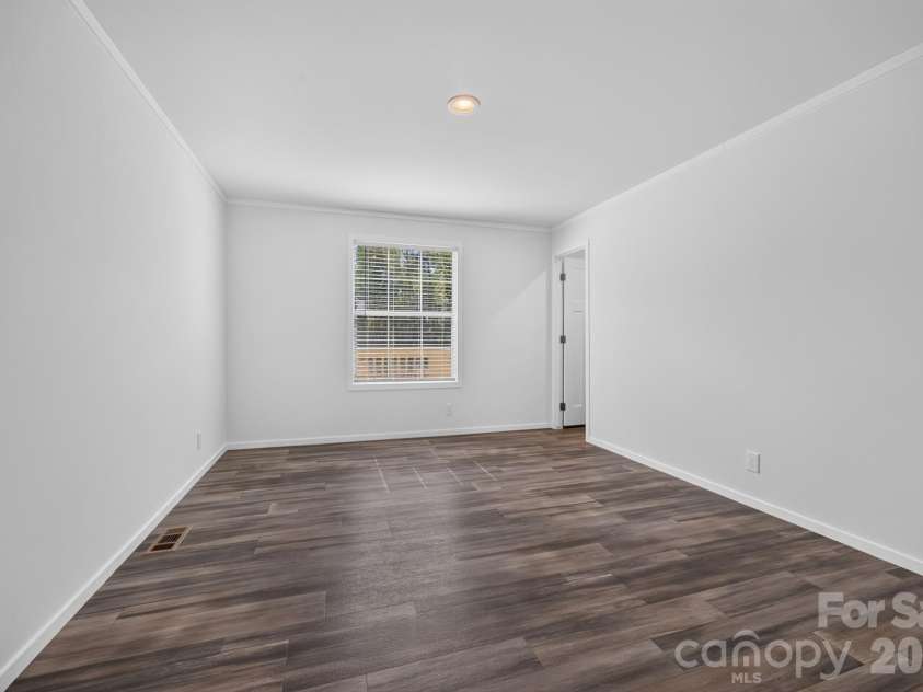 180 Christophers Court, Lexington, NC 27295.  MLS# CAR4430908, YatesRealty ID 54570. 