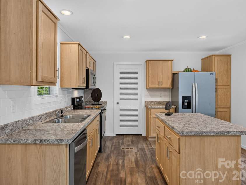 166 Christophers Court, Lexington, NC 27295.  MLS# CAR4430875, YatesRealty ID 54572. 