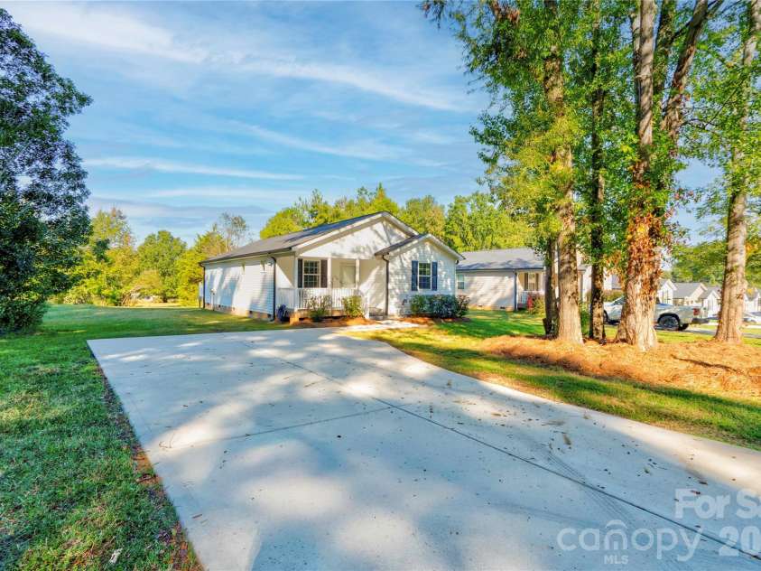 1414 Southridge Street, Shelby, NC 28152.  MLS# CAR4430658, YatesRealty ID 54578. Front Left
