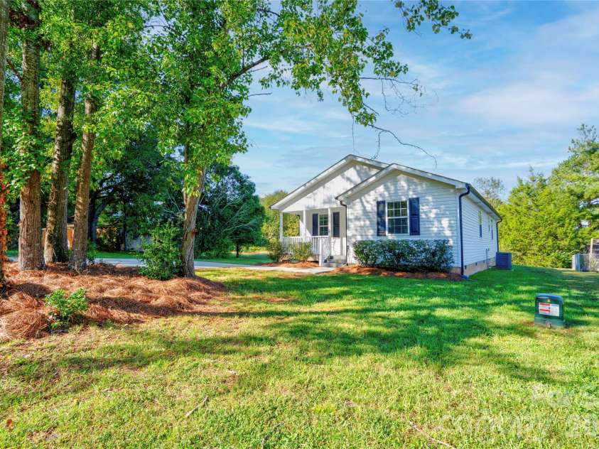 1414 Southridge Street, Shelby, NC 28152.  MLS# CAR4430658, YatesRealty ID 54578. Front Left