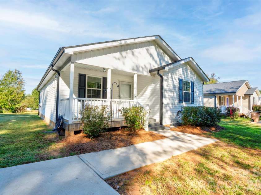 1414 Southridge Street, Shelby, NC 28152.  MLS# CAR4430658, YatesRealty ID 54578. Front Left