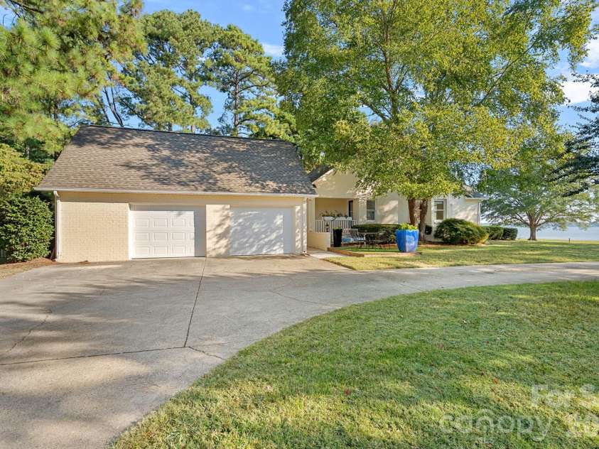 8049 Ravenwood Lane, Stanley, NC 28164.  MLS# CAR4426461, YatesRealty ID 54579. Garage and circular driveway