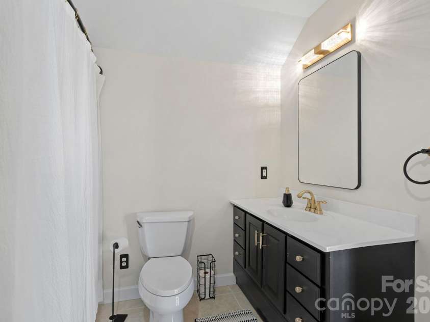 8049 Ravenwood Lane, Stanley, NC 28164.  MLS# CAR4426461, YatesRealty ID 54579. Upstairs full bath