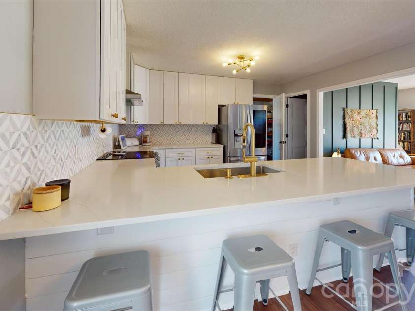 2992 Greenleaf Road, Clover, SC 29710.  MLS# CAR4358805, YatesRealty ID 5458. Breakfast Bar