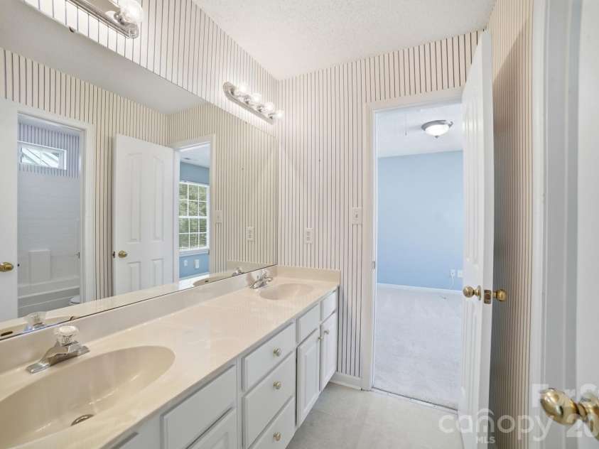 11224 Ridge Oak Drive, Charlotte, NC 28273.  MLS# CAR4423430, YatesRealty ID 54581. 