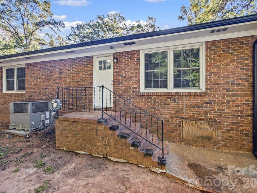 18 Northbrook Drive, York, SC 29745.  MLS# CAR4430293, YatesRealty ID 54585. 
