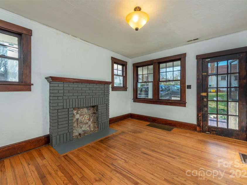 76 Oakwood Street, Asheville, NC 28806.  MLS# CAR4239865, YatesRealty ID 5459. Living room