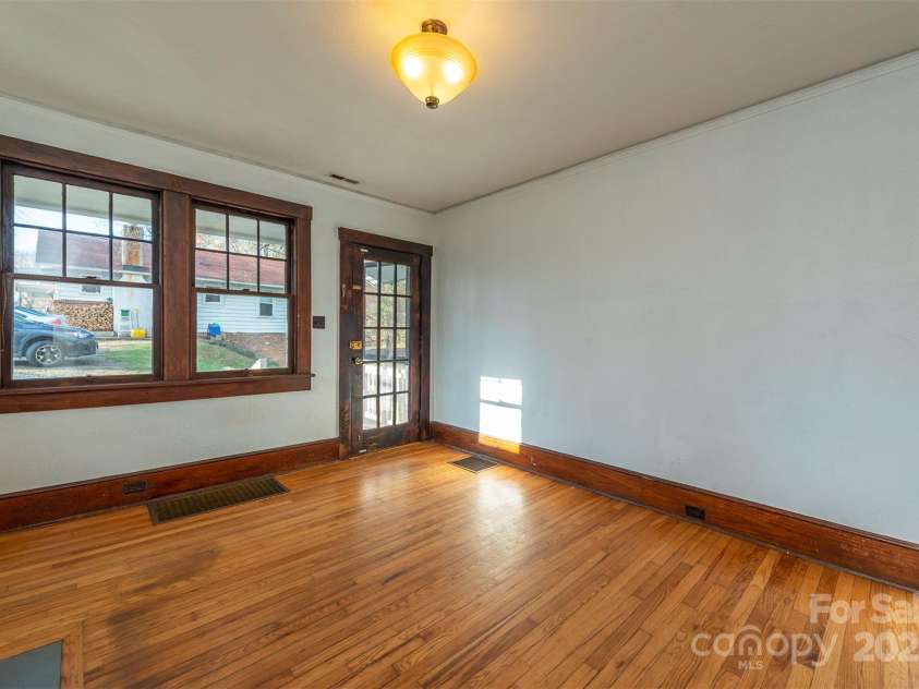 76 Oakwood Street, Asheville, NC 28806.  MLS# CAR4239865, YatesRealty ID 5459. Living room