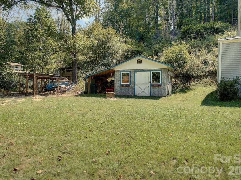 120 Ed Young Road, Burnsville, NC 28714.  MLS# CAR4431084, YatesRealty ID 54590. 