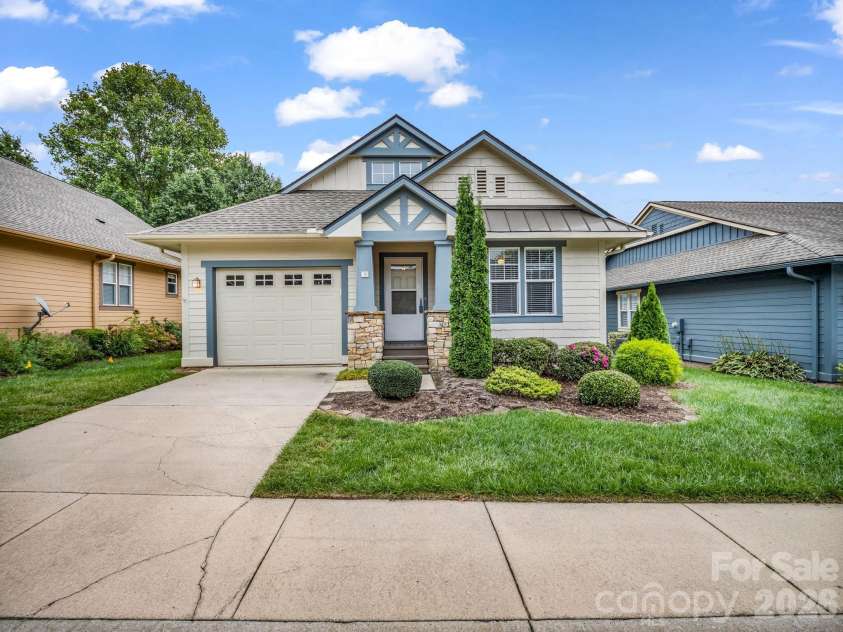 13 Gray Wolf Lane, Hendersonville, NC 28792.  MLS# CAR4427754, YatesRealty ID 54594. 13 Gray Wolf Lane
