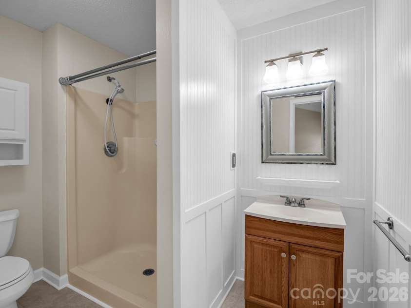 13 Gray Wolf Lane, Hendersonville, NC 28792.  MLS# CAR4427754, YatesRealty ID 54594. Primary Bath
