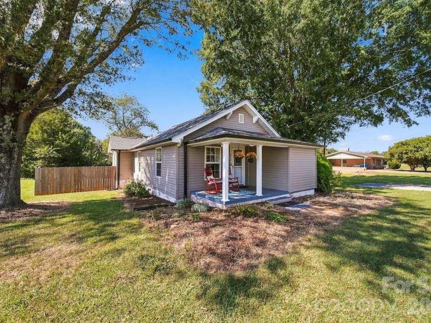 4021 SULPHUR SPRINGS Road, Hickory, NC 28601.  MLS# CAR4429506, YatesRealty ID 54608. 
