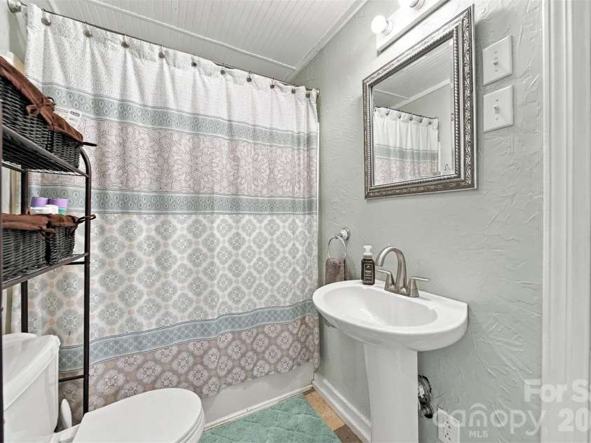 4021 SULPHUR SPRINGS Road, Hickory, NC 28601.  MLS# CAR4429506, YatesRealty ID 54608. 