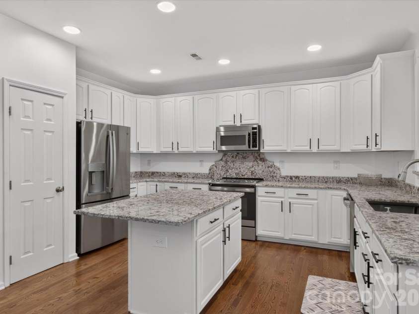 10304 Berkeley Pond Drive, Charlotte, NC 28277.  MLS# CAR4426622, YatesRealty ID 54611. 
