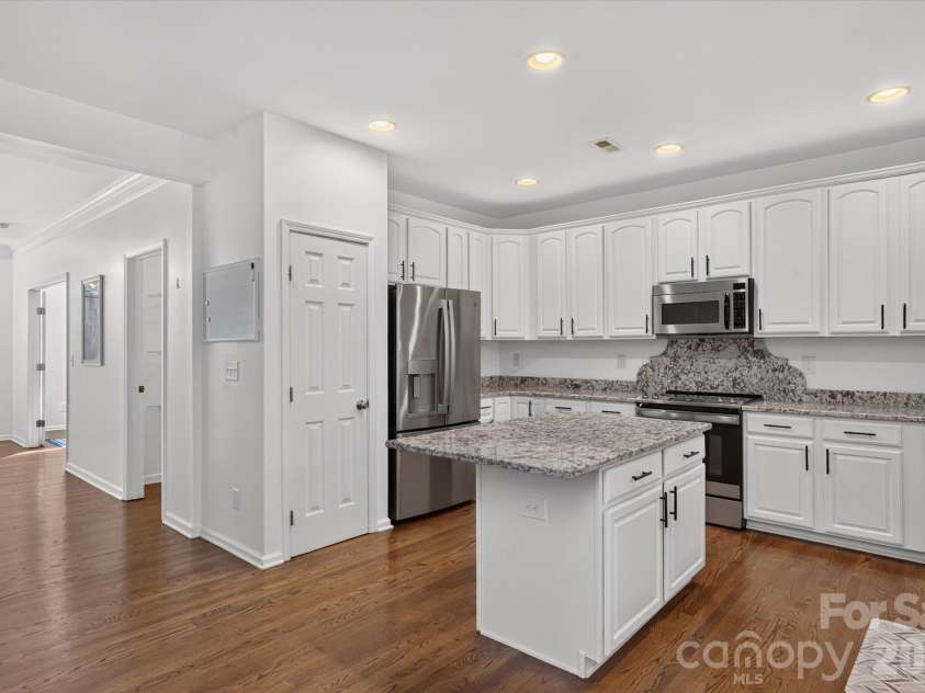 10304 Berkeley Pond Drive, Charlotte, NC 28277.  MLS# CAR4426622, YatesRealty ID 54611. 