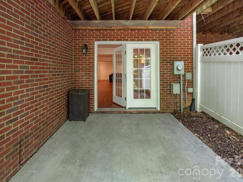 10304 Berkeley Pond Drive, Charlotte, NC 28277.  MLS# CAR4426622, YatesRealty ID 54611. 