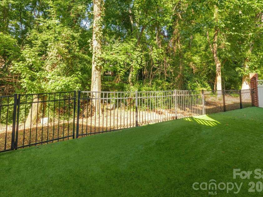 10304 Berkeley Pond Drive, Charlotte, NC 28277.  MLS# CAR4426622, YatesRealty ID 54611. 